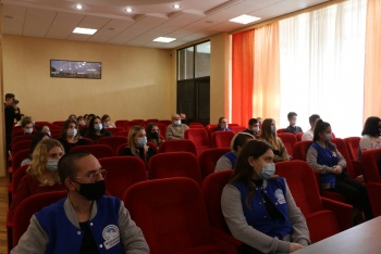 Новости » Общество: Керченским волонтерам вручили городские награды