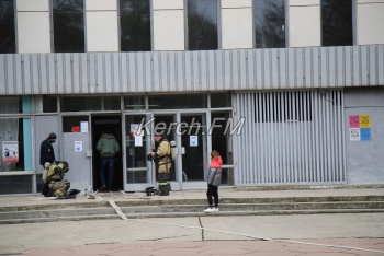 Новости » Криминал и ЧП: Керчан напугали пожарные у Дворца спорта в Аршинцево