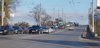 На Горьковском мосту из-за аварии машины встали в пробке