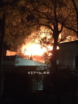 В Керчи горит дом в районе Митридата