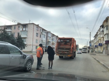 В Керчи столкнулись «Mitsubishi» и мусоровоз