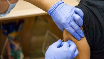 Новости » Общество: Медикам Севастополя начали делать прививки от COVID-19