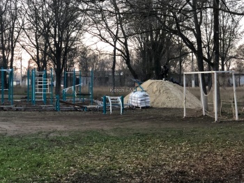 Новости » Общество: Во дворе по Орджоникидзе установили спортивную площадку