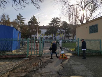 Новости » Общество: Доступность высшего уровня: в детскую больницу на Чкалова в Керчи перекрыли въезд
