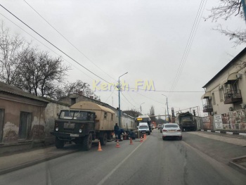 Новости » Коммуналка: Улица Чкалова в Керчи частично перекрыта