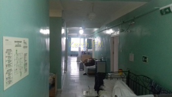 В ковидном госпитале в Ленино люди лежат в коридоре