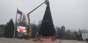 Новости » Общество: На главной елке Керчи установили звезду