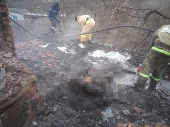 Новости » Криминал и ЧП: Мужчина и три собаки погибли на пожаре в Крыму