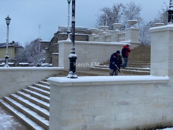 Митридатскую лестницу в Керчи очищают от снега