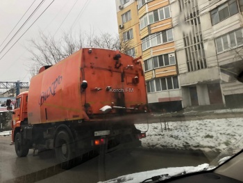 В Керчи чистят дороги после снега