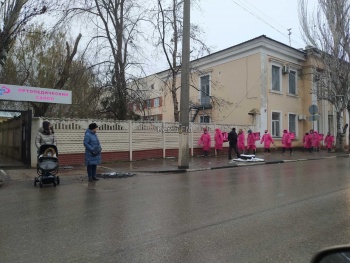 Что за парад? Керчан напугали люди в розовых костюмах на улицах города