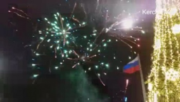 Новости » Общество: В Керчи зажгли огни на новогодней елке и дали фейерверк