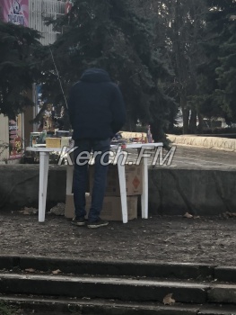 Новости » Общество: На улицах Керчи начали торговать пиротехникой