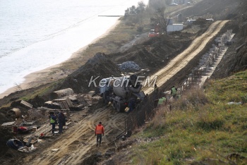 Противооползневые работы в Аршинцево продолжаются: бетонируют сваи