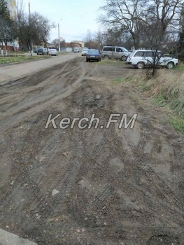 Новую дорогу на Буденного керчане запачкали грязью