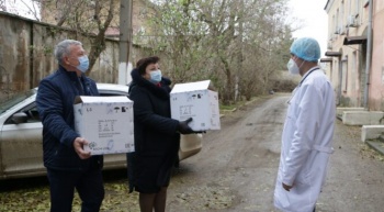 Депутаты горсовета Керчи принесли в инфекционку медикам обеды