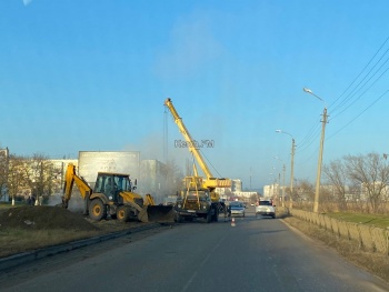 На Ворошилова частично перекрыта одна полоса дороги из-за ремонта на трубах отопления