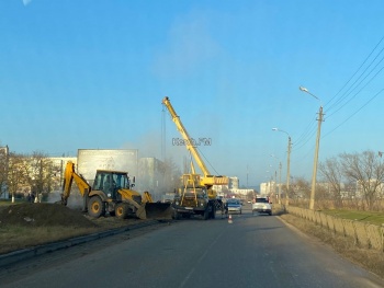 Новости » Общество: На Ворошилова частично перекрыта одна полоса дороги из-за ремонта на трубах отопления