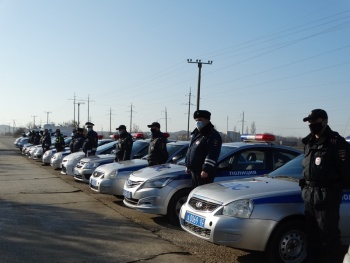 Новости » Общество: В Керчи прошел  смотр служебного автотранспорта правоохранителей