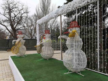 Новости » Общество: Главным новогодним украшением площади Ленина в Керчи стала инсталляция «затаблом»