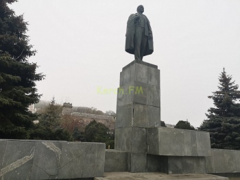 Новости » Общество: Ленин в Керчи "дал трещину"