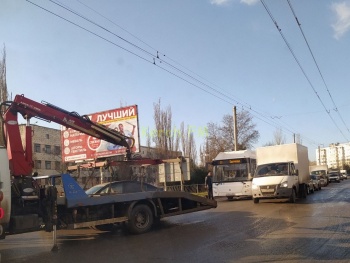 Новости » Общество: В Керчи в ДТП пригородный автобус смял Мазду