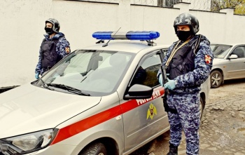 Двое мужчин избили посетителя кафе в Крыму