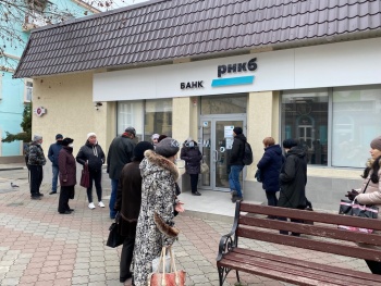 Первый рабочий день: у банков в Керчи образовались очереди