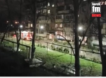 Новости » Общество: Из-за перекрытых проездов во дворах пожарные машины не могли проехать к подъезду в Керчи (видео)
