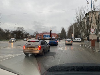 В Керчи яму на Пирогова залатали