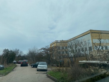 Новости » Общество: Въезды перекрыли с двух сторон: керчан лишили парковки около детской больницы