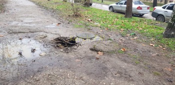 В центре Керчи обрушился канализационный колодец
