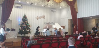 Министр культуры Крыма Арина Новосельская сыграла на новом рояле в Керчи (видео)