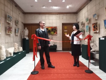 Персональная выставка художника-авангардиста Дениса Исаева открылась в Керчи