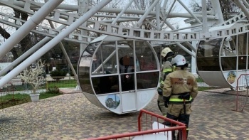 В Крыму вызвали МЧС, чтобы спасти двоих застрявших на колесе обозрения