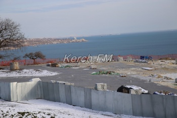 Новости » Общество: На смотровой площадке Митридата продолжается укладка плитки