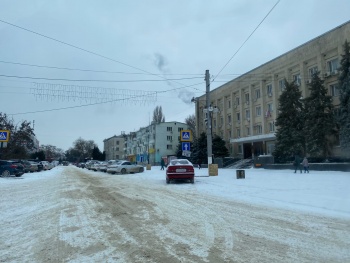 Новости » Общество: Центральные дороги в Керчи плохо расчищены от снега