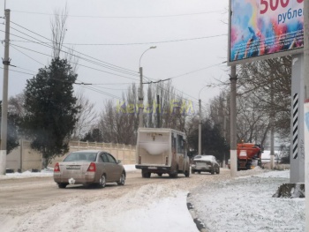 Коммунальщики в Керчи чистят основные дороги и сгребают снег на обочины