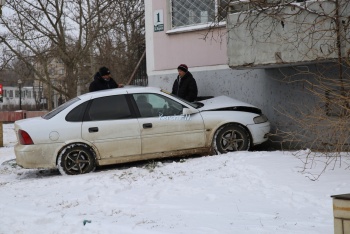 На Самойленко в Керчи столкнулись четыре автомобиля, один врезался в многоэтажку