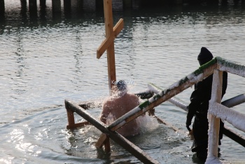 В Керчи Крещение отметили купанием на набережной