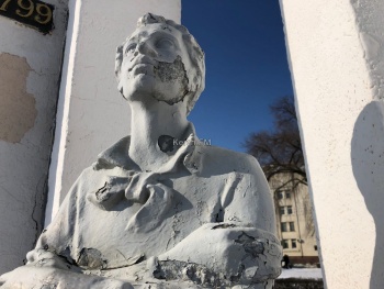 Новости » Криминал и ЧП: Памятник Пушкину демонтируют с набережной Керчи