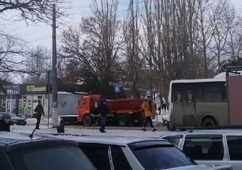 Новости » Общество: Вовремя: на дорогах Керчи чистят снег
