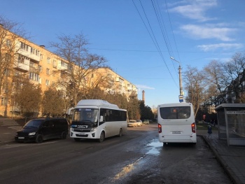 Новости » Общество: Керчанам не хватает часа, чтобы доехать до работы из-за нового расписания автобусов