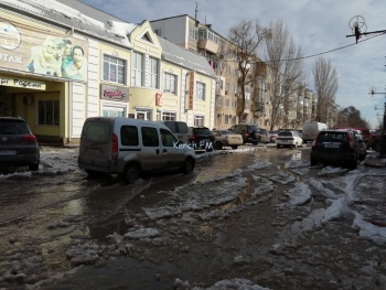Новости » Общество: Тает снег: в Керчи затопило дорогу на Пролетарской