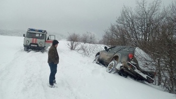 Новости » Общество: Водитель в Крыму просидел всю ночь  в занесенном снегом автомобиле