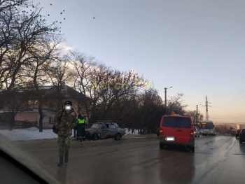Новости » Криминал и ЧП: На Куль-Обинском шоссе в Керчи в ДТП столкнулись микроавтобус и ВАЗ
