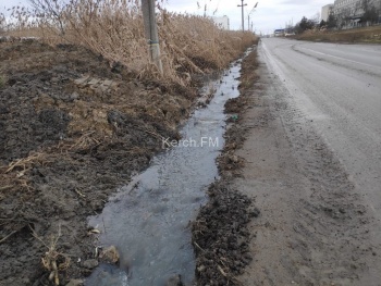 Новости » Коммуналка: На Таманской несколько месяцев не могут устранить порыв канализации