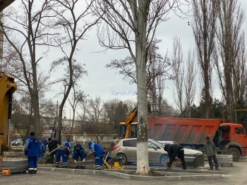 Новости » Общество: Не успели в срок: реконструкция дворов по ул. Заречной продолжается