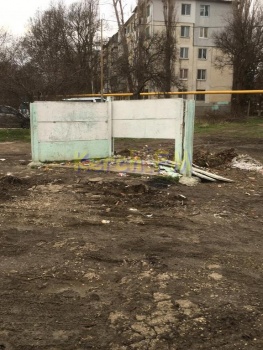 Ты репортер: На Свердлова в Керчи разбили мусорную площадку