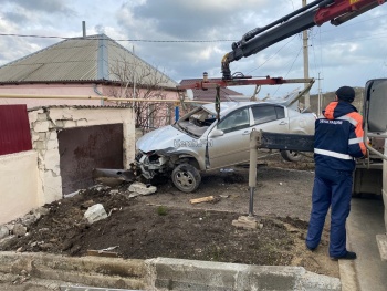 Новости » Криминал и ЧП: В Керчи автомобиль врезался в частный дом: снесен забор с калиткой, поврежден гараж